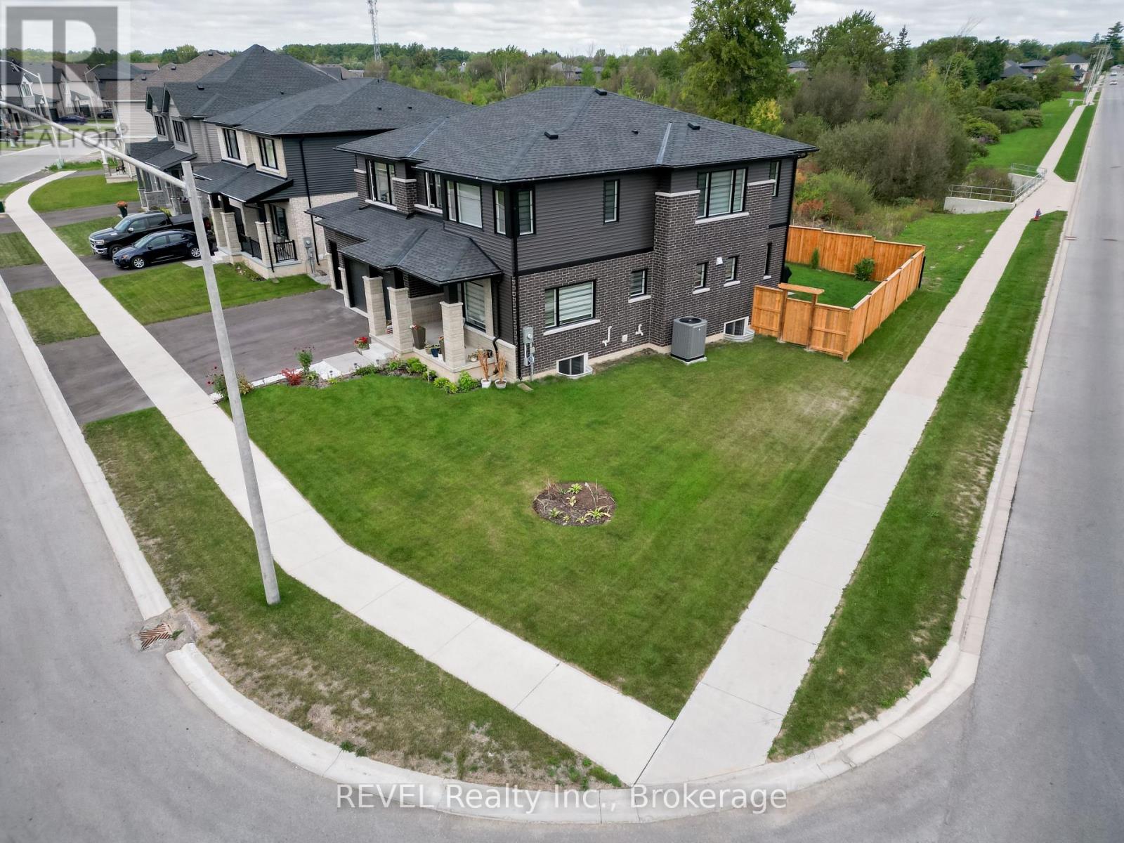 12 Westcott Road, Welland, Ontario  L3C 0K9 - Photo 3 - X13858682