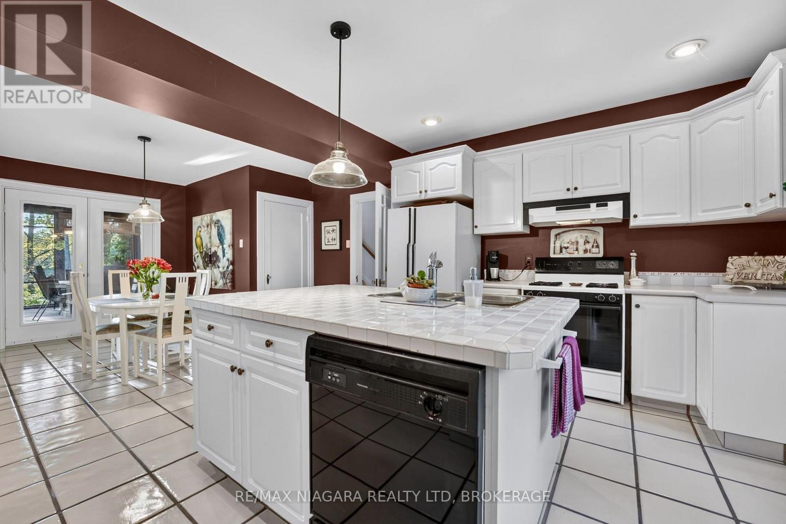 1577 Gregory Road, St. Catharines, Ontario  L2R 6P9 - Photo 11 - X13861942