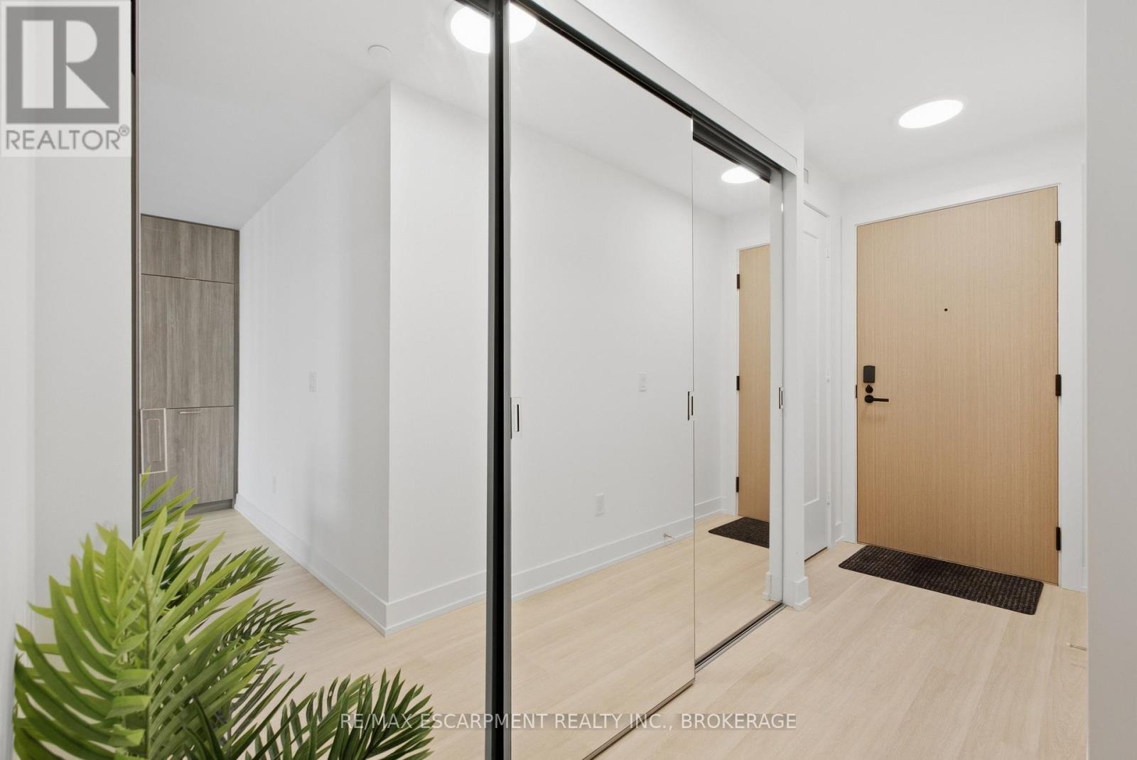 2010 - 60 Central Park Road Way, Toronto, Ontario  M9A 0E6 - Photo 4 - W13864328
