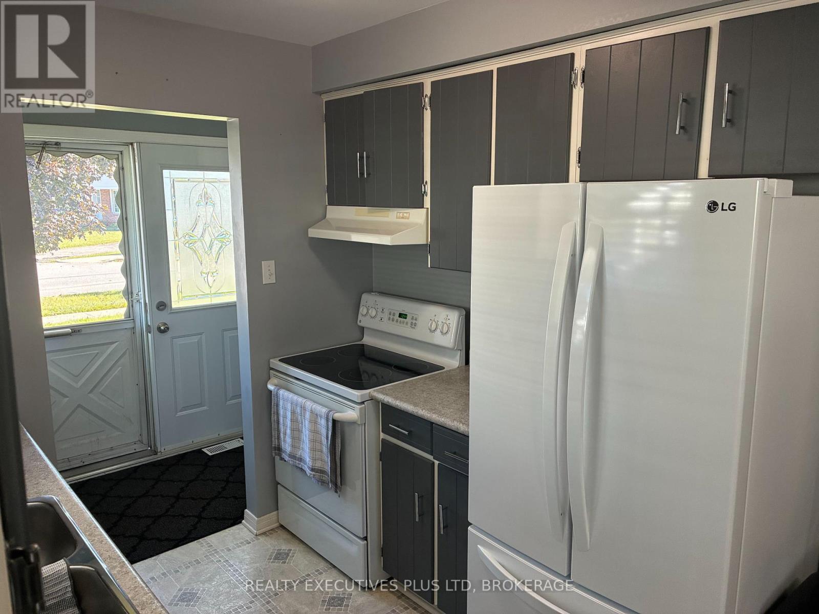 94 Carriage Road, St. Catharines, Ontario  L2P 3S8 - Photo 4 - X13864780