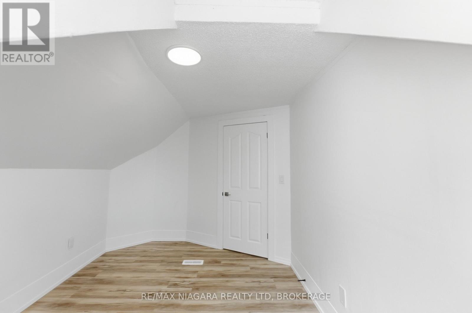 Upper - 34 Haig Street, St. Catharines, Ontario  L2R 6K8 - Photo 9 - X13866120