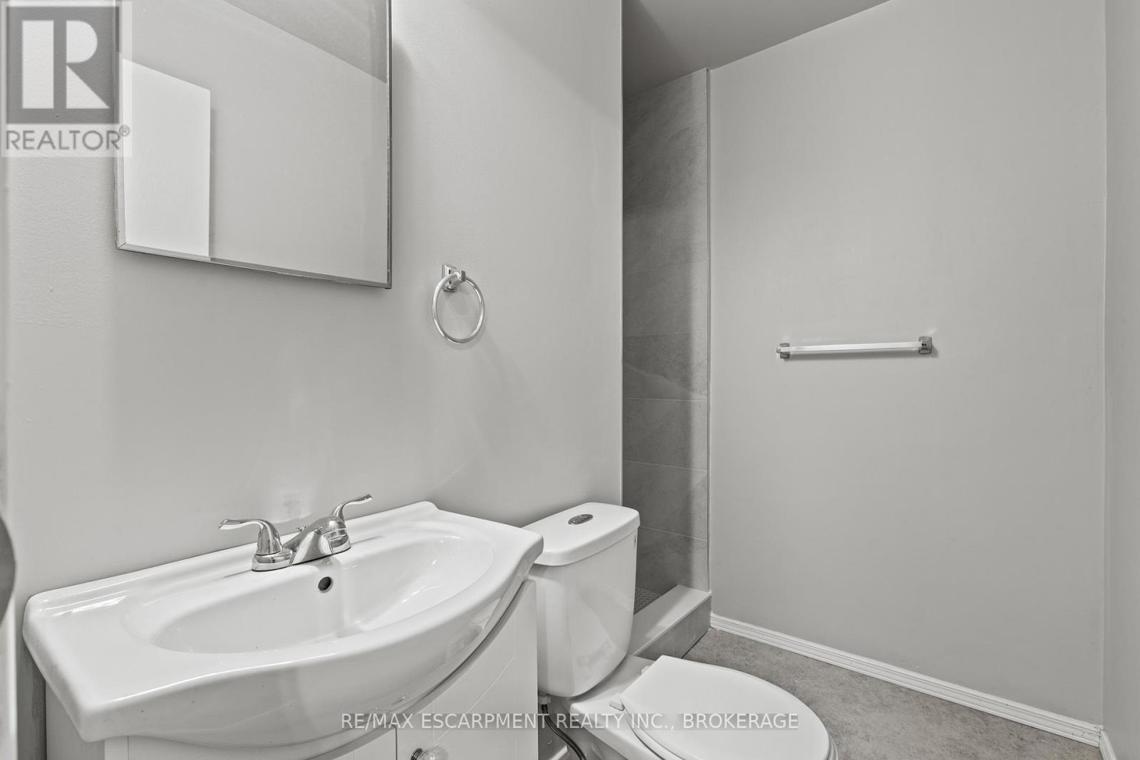Upper - 15 Mccormick Street, Welland, Ontario  L3C 4L8 - Photo 12 - X13867548