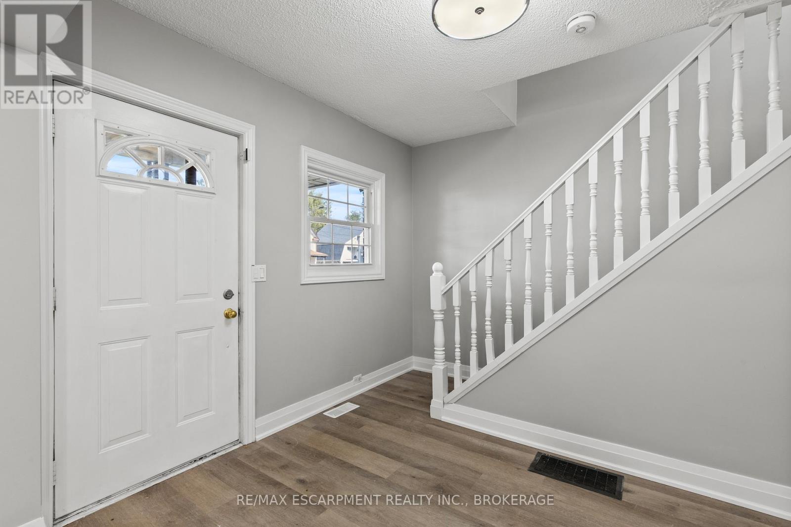 Upper - 15 Mccormick Street, Welland, Ontario  L3C 4L8 - Photo 4 - X13867548