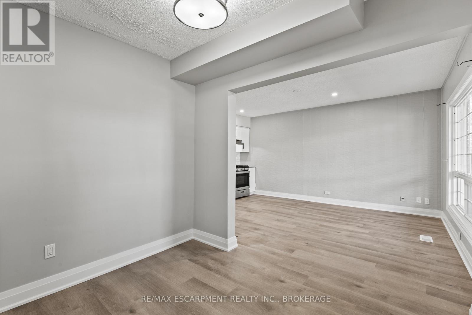 Upper - 15 Mccormick Street, Welland, Ontario  L3C 4L8 - Photo 5 - X13867548