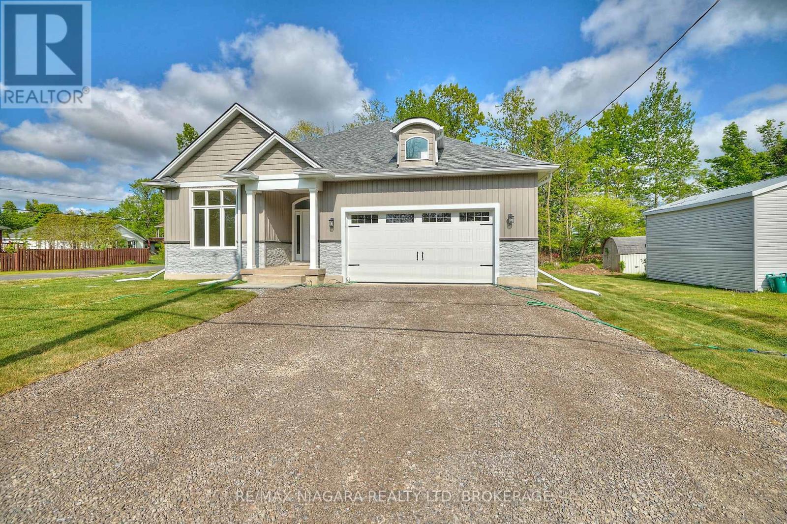196 Bernard Avenue, Fort Erie, Ontario  L0S 1N0 - Photo 2 - X13870334