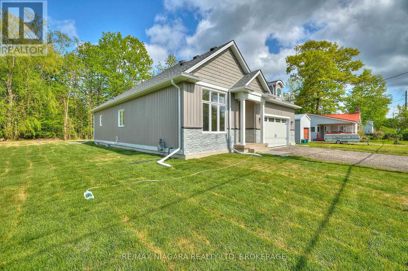 196 Bernard Avenue, Fort Erie, Ontario  L0S 1N0 - Photo 3 - X13870334