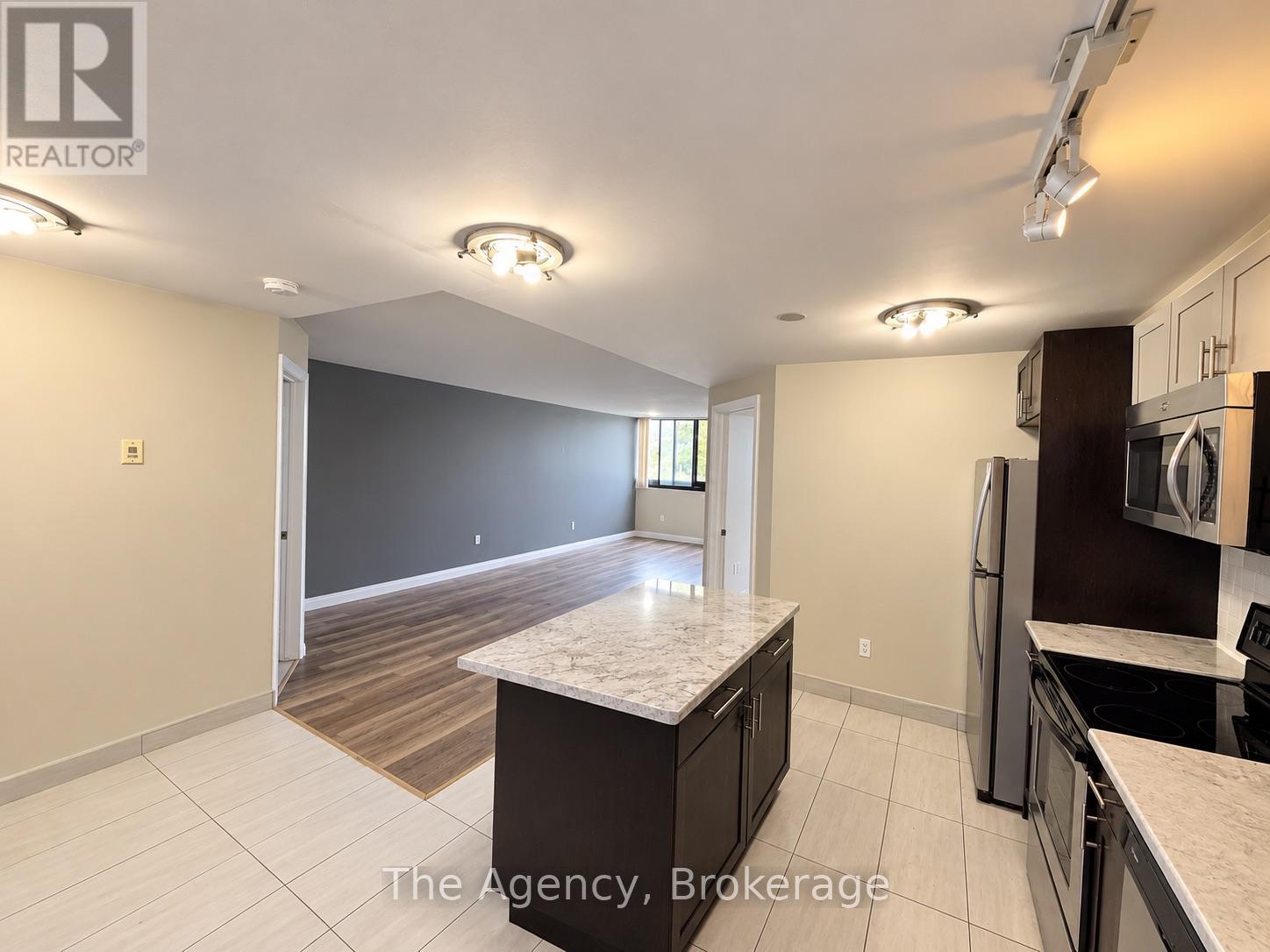 201 - 2200 Sherobee Road, Mississauga, Ontario  L5A 3Y3 - Photo 4 - W13871824