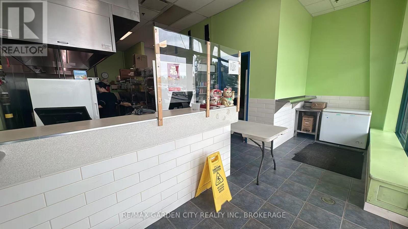 205 - 3714 Portage Road, Niagara Falls, Ontario  L2J 2K9 - Photo 3 - X13876804