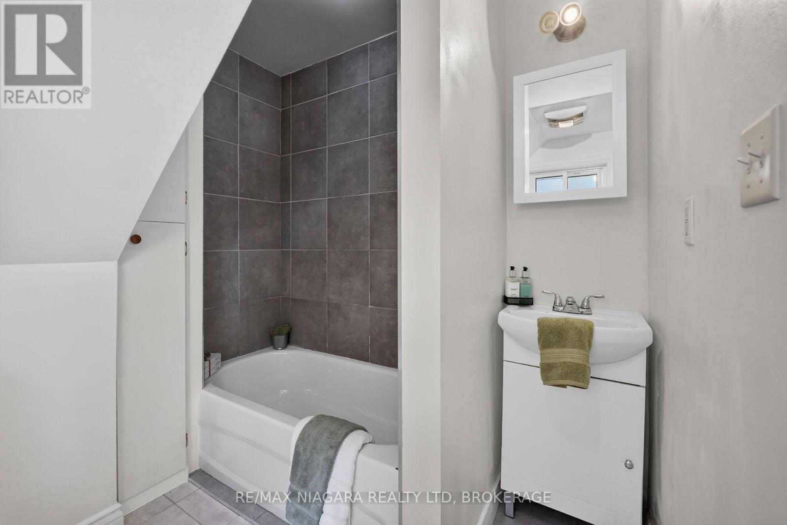 15 Adelaide Street, Grimsby, Ontario  L3M 1X2 - Photo 13 - X13877112