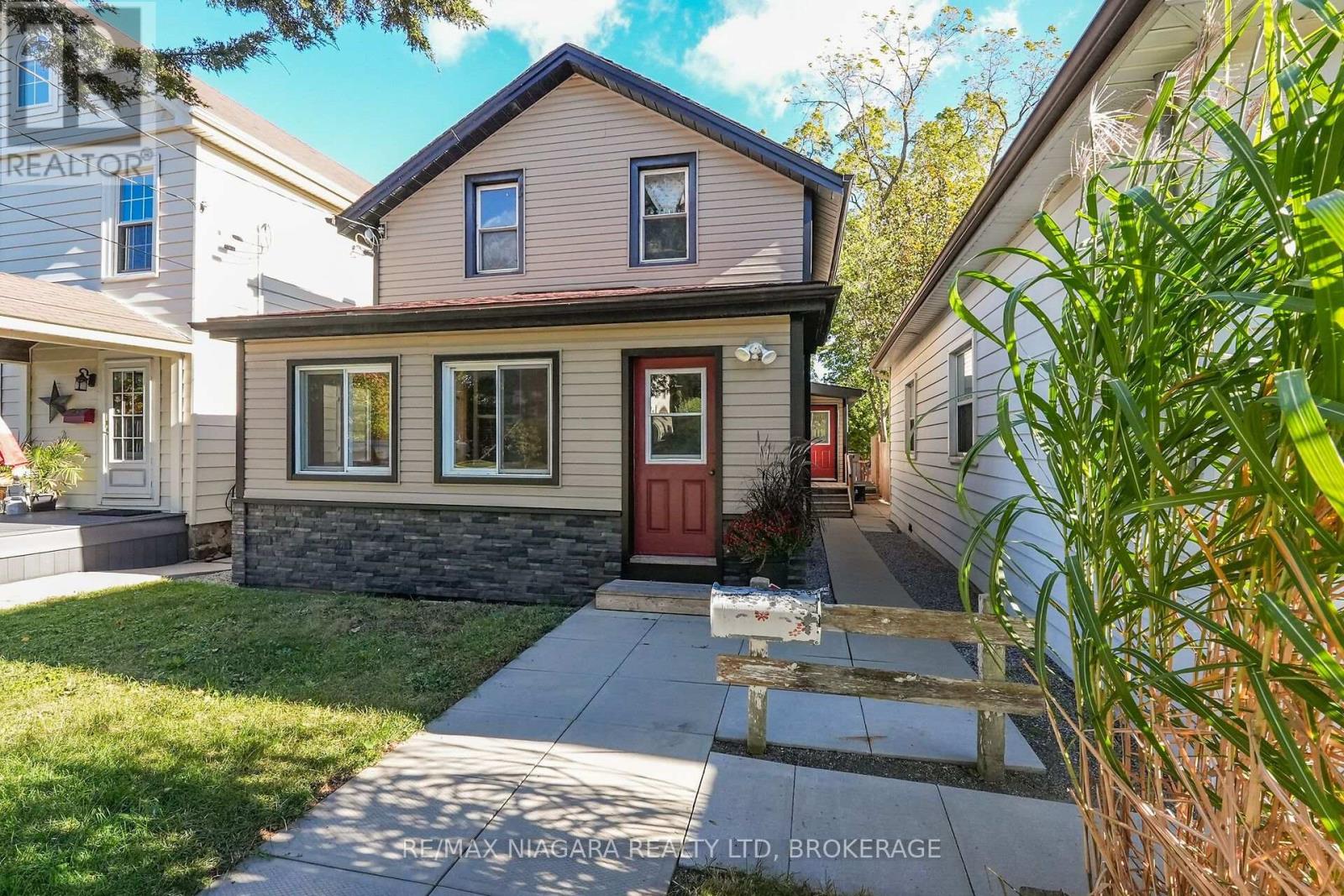 15 Adelaide Street, Grimsby, Ontario  L3M 1X2 - Photo 2 - X13877112