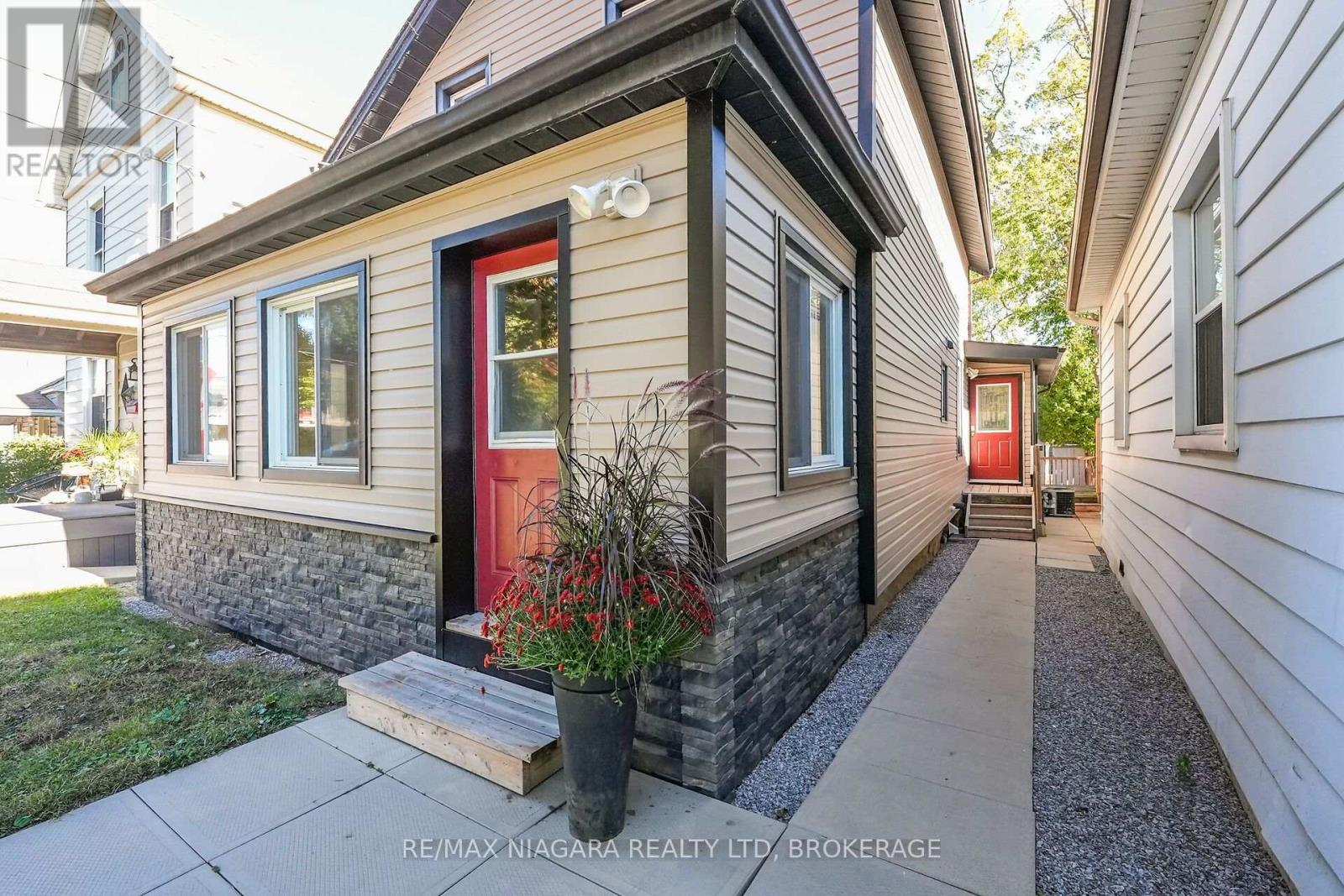 15 Adelaide Street, Grimsby, Ontario  L3M 1X2 - Photo 3 - X13877112