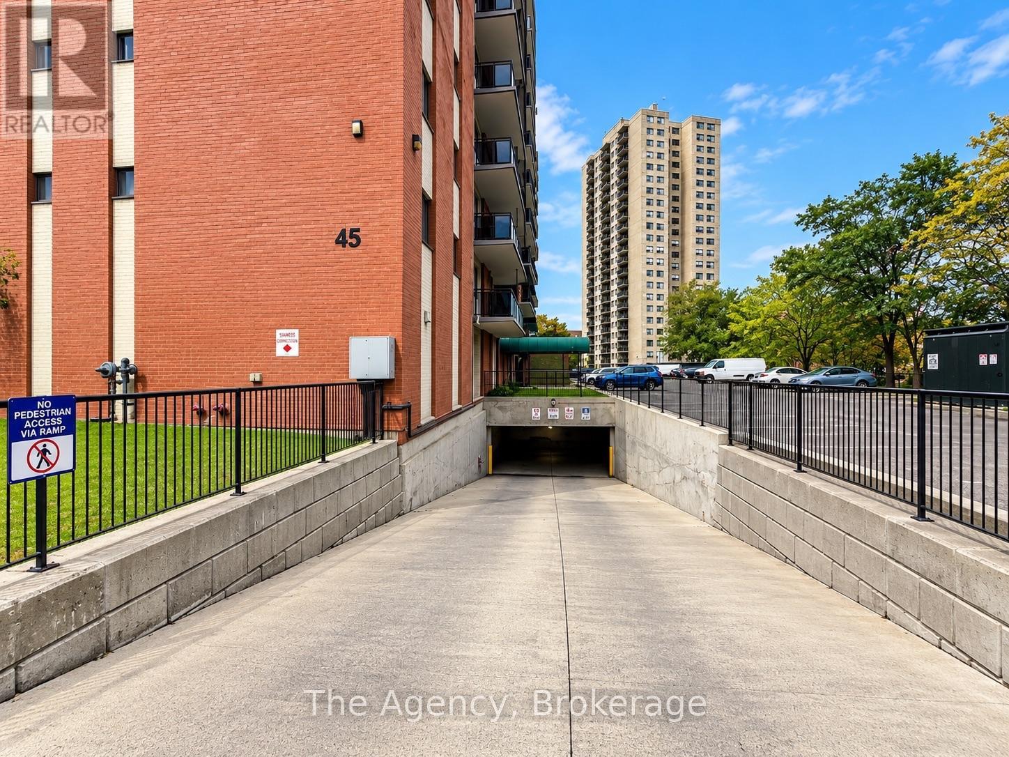 203 - 45 Paisley Boulevard W, Mississauga, Ontario  L5B 1E4 - Photo 3 - W13879588