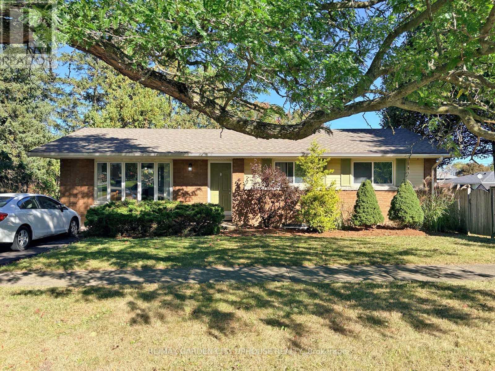 2 Treeview Place, St. Catharines, Ontario  L2T 1T6 - Photo 2 - X13882492