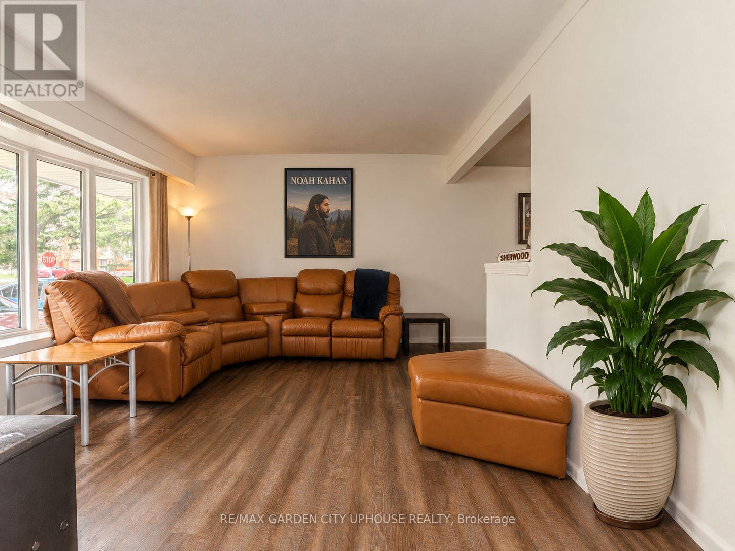 2 Treeview Place, St. Catharines, Ontario  L2T 1T6 - Photo 3 - X13882492