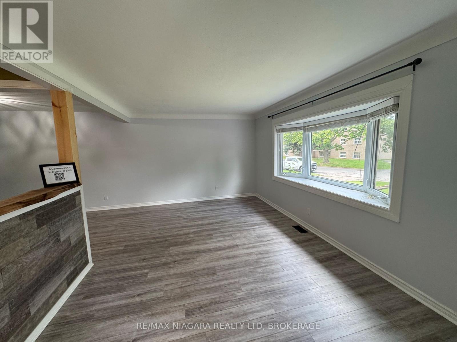 8 Lakehurst Drive, St. Catharines, Ontario  L2N 4C2 - Photo 2 - X13884086