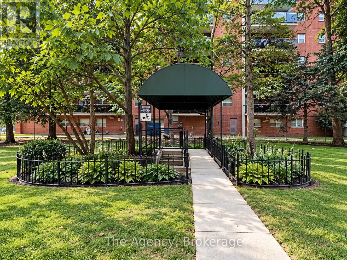 805 - 45 Paisley Boulevard W, Mississauga, Ontario  L5B 1E4 - Photo 5 - W13884148