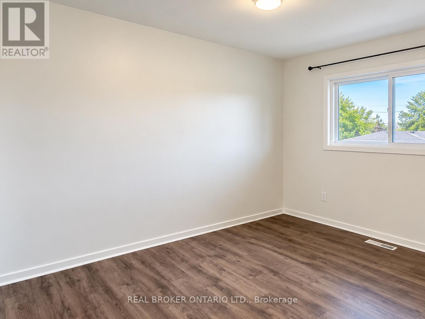49 Thompson Avenue, Thorold, Ontario  L2V 2N2 - Photo 12 - X13886658