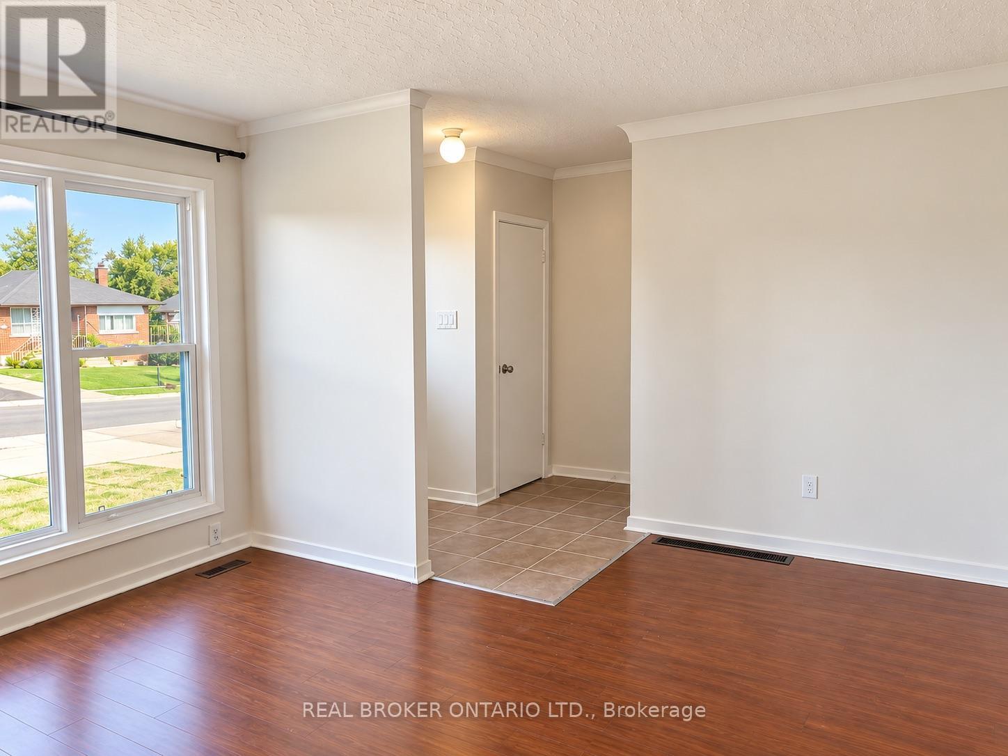 49 Thompson Avenue, Thorold, Ontario  L2V 2N2 - Photo 3 - X13886658