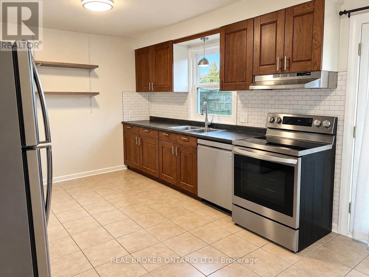 49 Thompson Avenue, Thorold, Ontario  L2V 2N2 - Photo 4 - X13886658