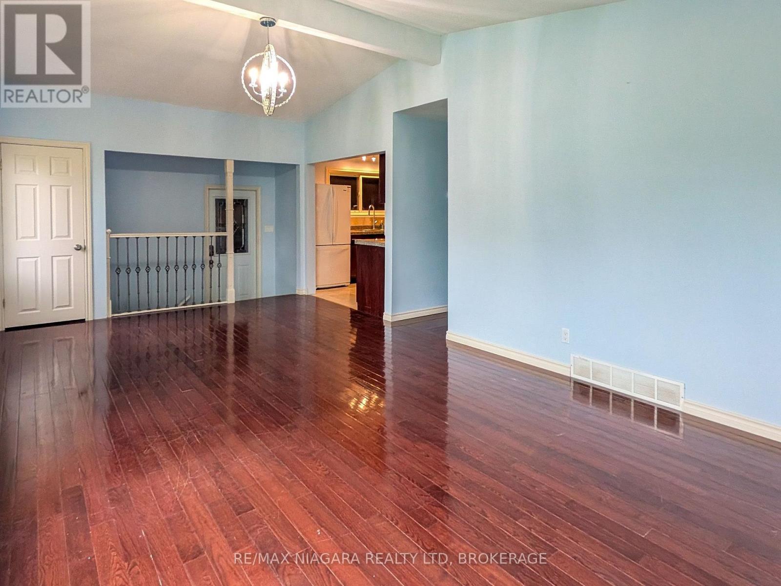 6122 Mayfair Drive, Niagara Falls, Ontario  L2J 1W1 - Photo 2 - X14030006