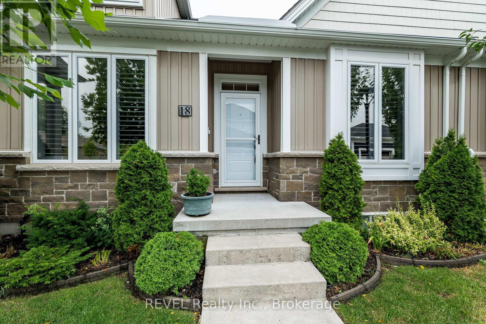 18 Princeton Common Street, St. Catharines, Ontario  L2N 0B7 - Photo 2 - X14080230