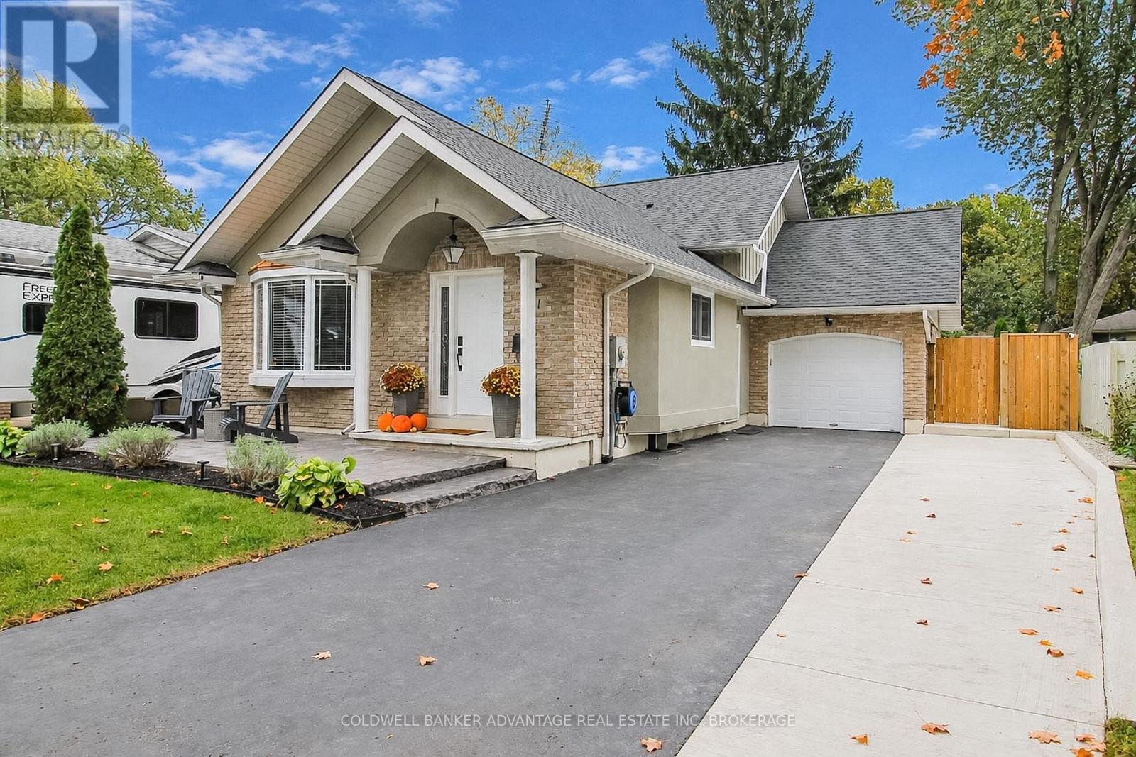 11 FALLINGBROOK DRIVE, Pelham, Ontario