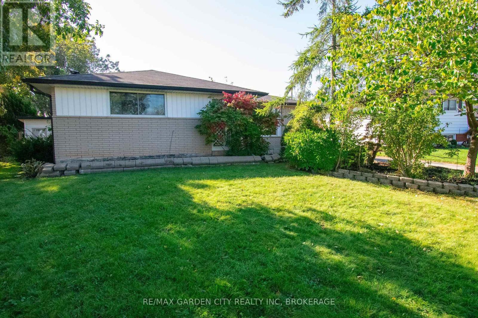15 KAREN CRESCENT, Grimsby, Ontario