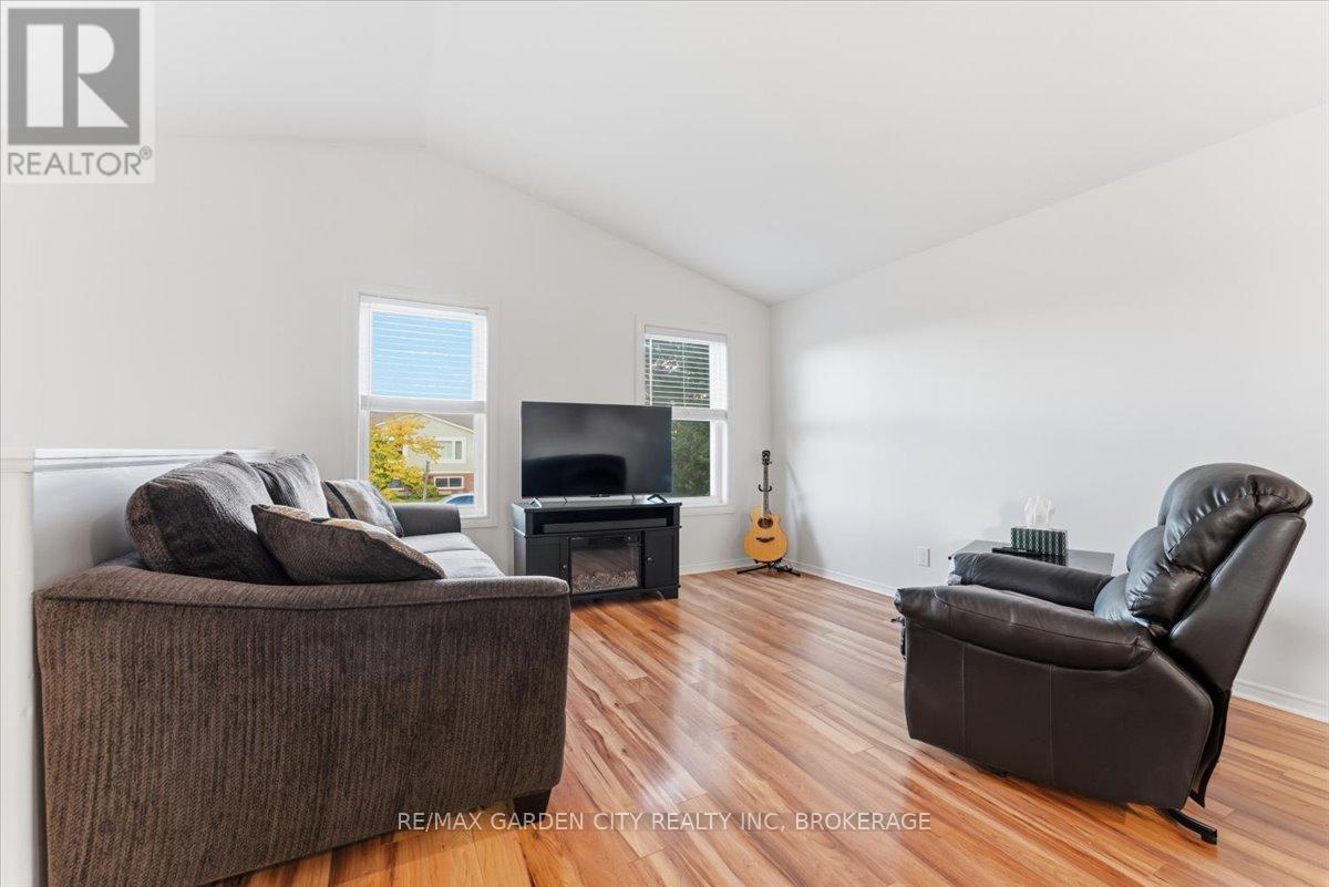 4 Fox Trail Drive, St. Catharines, Ontario  L2S 3T7 - Photo 4 - X14096496