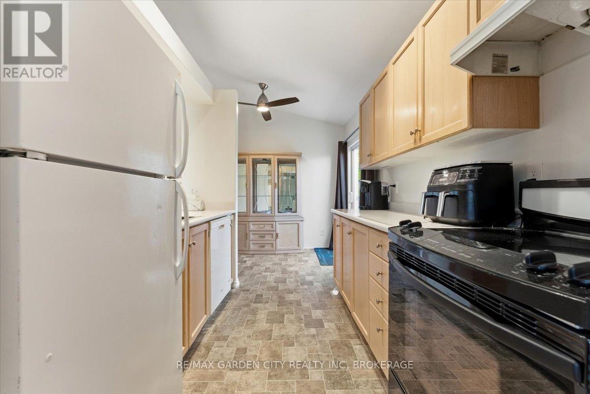 4 Fox Trail Drive, St. Catharines, Ontario  L2S 3T7 - Photo 6 - X14096496