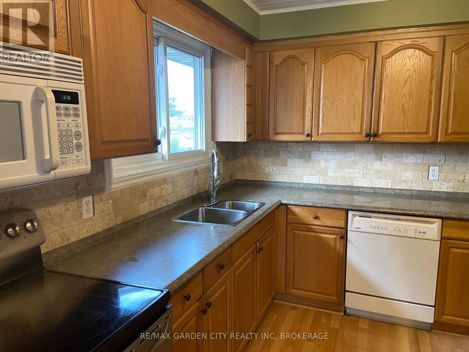 Upper - 9 Stonegate Drive, St. Catharines, Ontario  L2P 3K9 - Photo 17 - X14097418