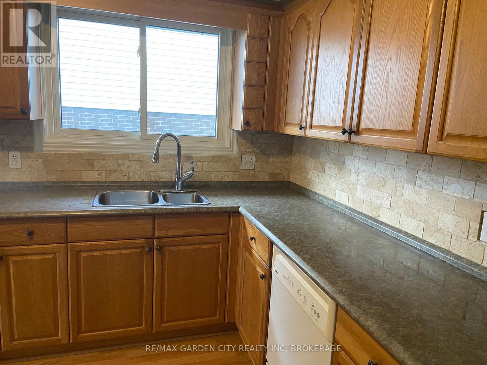 Upper - 9 Stonegate Drive, St. Catharines, Ontario  L2P 3K9 - Photo 18 - X14097418