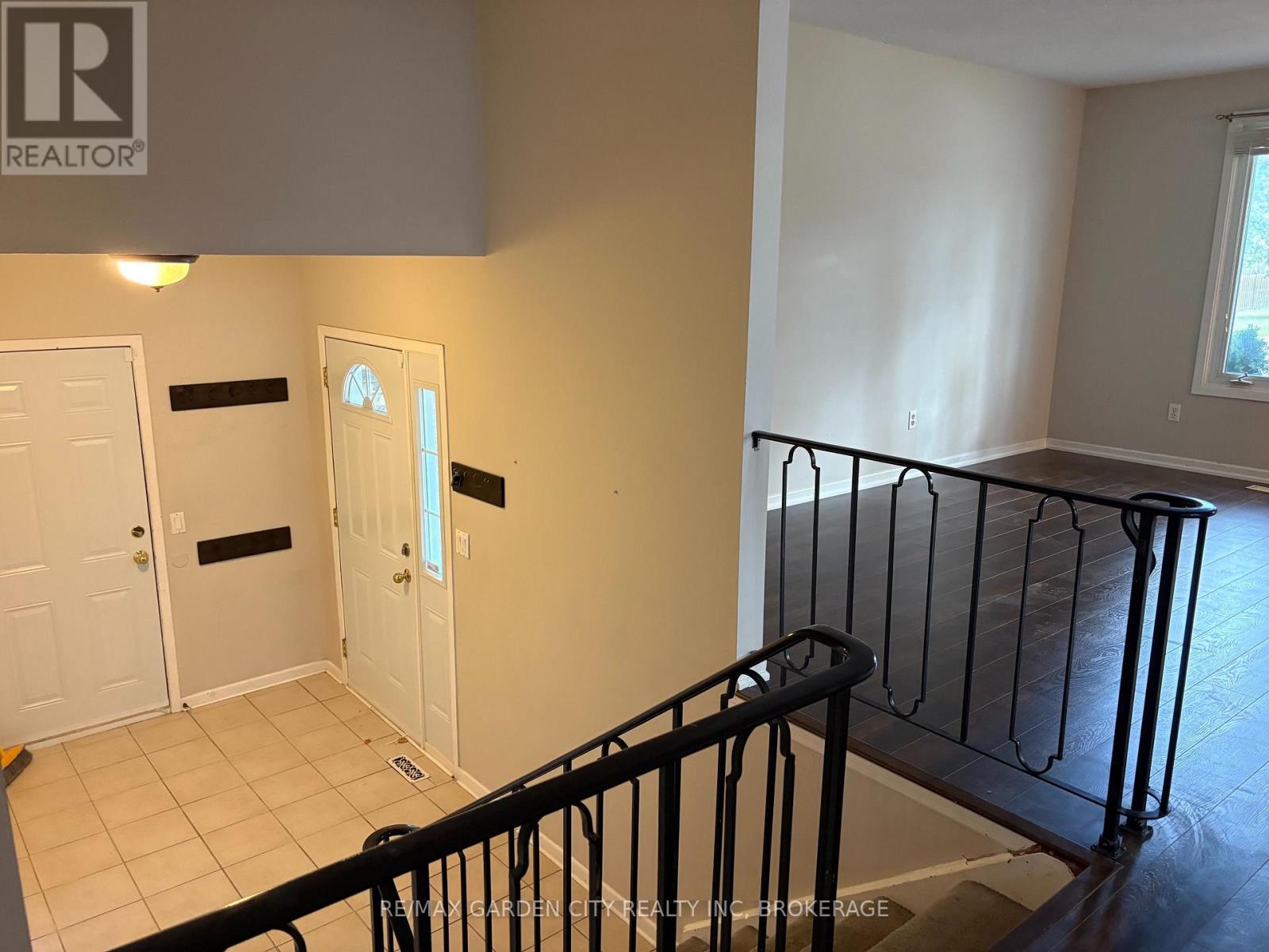 Upper - 9 Stonegate Drive, St. Catharines, Ontario  L2P 3K9 - Photo 4 - X14097418