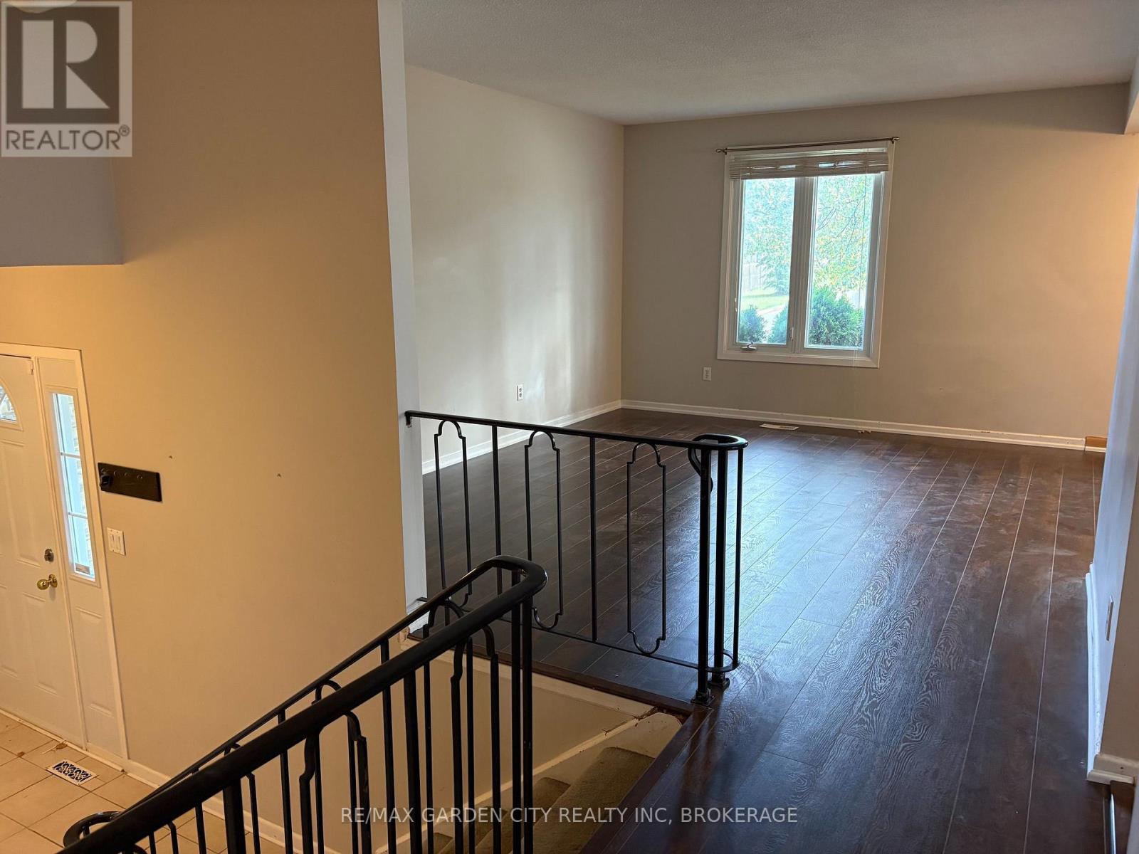Upper - 9 Stonegate Drive, St. Catharines, Ontario  L2P 3K9 - Photo 5 - X14097418