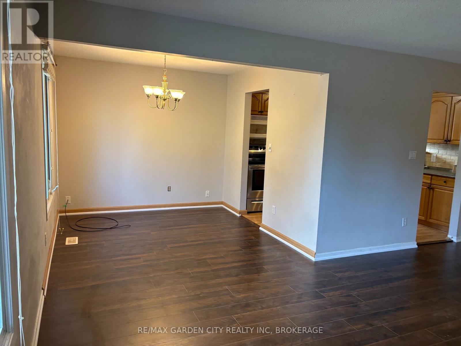Upper - 9 Stonegate Drive, St. Catharines, Ontario  L2P 3K9 - Photo 9 - X14097418