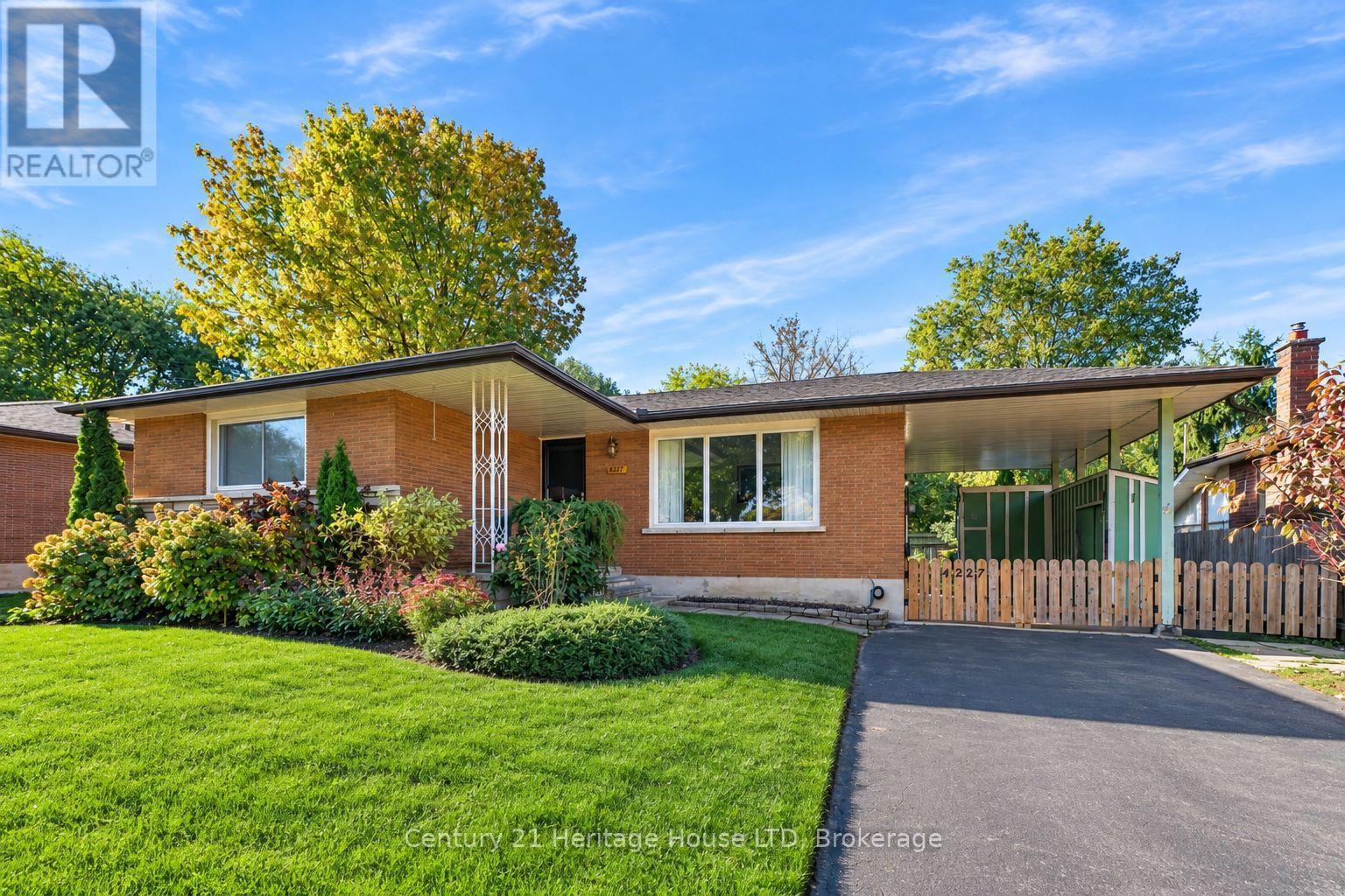 4227 Pettit Avenue, Niagara Falls, Ontario  L2E 6K6 - Photo 2 - X14106188