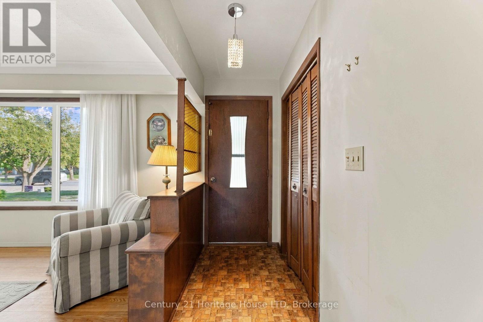 4227 Pettit Avenue, Niagara Falls, Ontario  L2E 6K6 - Photo 4 - X14106188