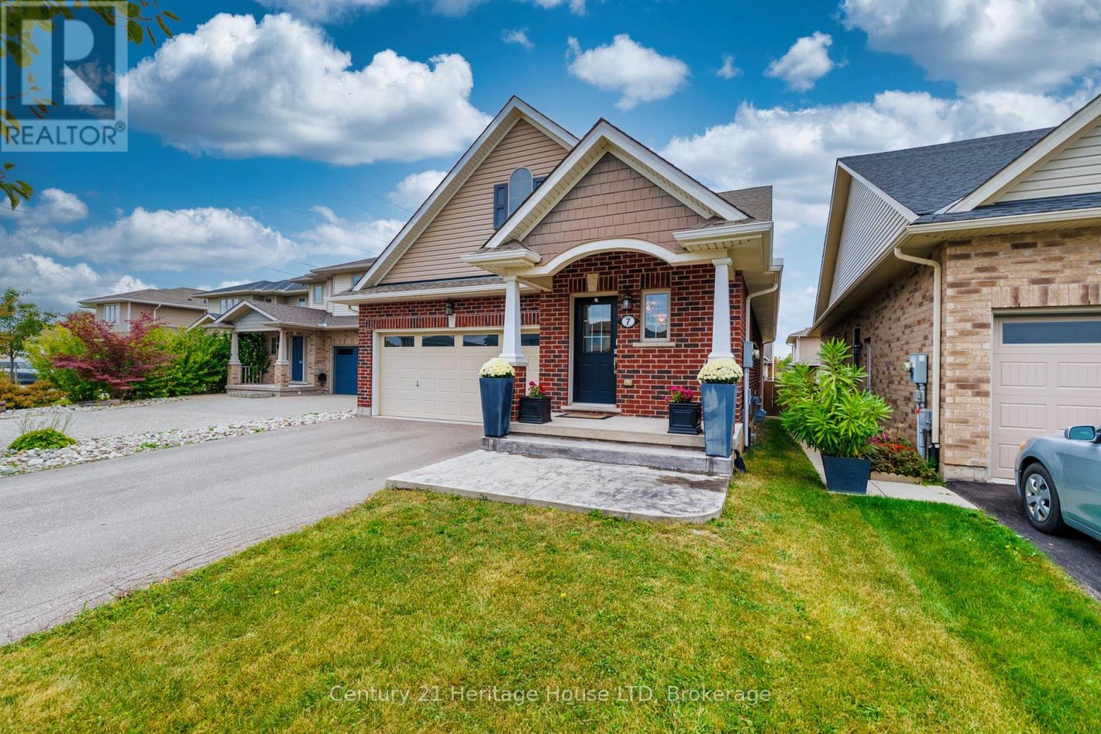 7 Kenmar Court, St. Catharines, Ontario  L2P 0E4 - Photo 2 - X14107590