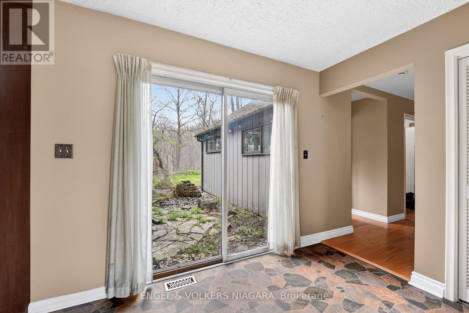 41 Park Road S, Grimsby, Ontario  L3M 4E7 - Photo 17 - X14109810