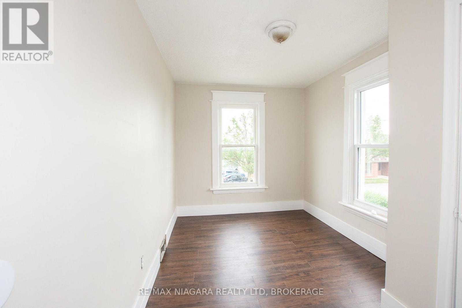 4 Manchester Avenue, St. Catharines, Ontario  L2R 1N8 - Photo 4 - X14112504
