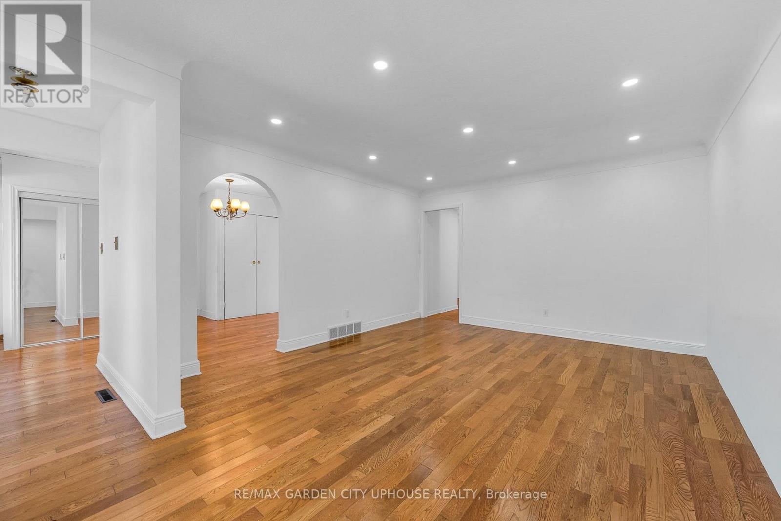 Main Floor - 3083 Portage Road, Niagara Falls, Ontario  L2J 2J8 - Photo 2 - X14114336