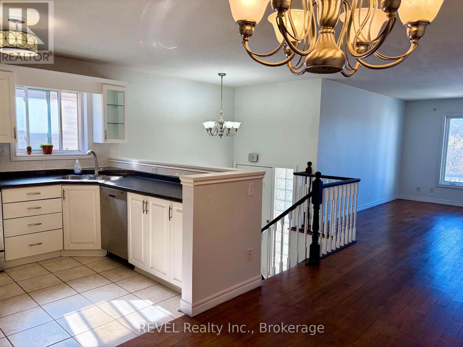 A - 204 Oakdale Avenue, St. Catharines, Ontario  L2P 2K7 - Photo 3 - X14115232