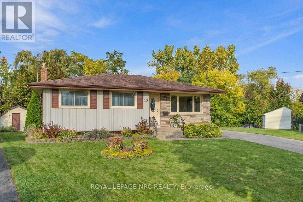 13 Hardwood Grove, St. Catharines, Ontario  L2P 1K3 - Photo 2 - X14115640